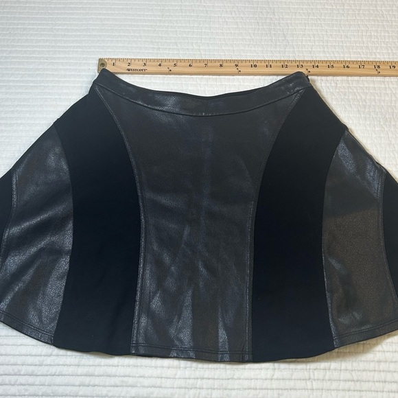 Jessica Simpson Faux Leather/Suede Black Mini Skirt. Size M. Mobwife. Grunge. - Picture 4 of 6